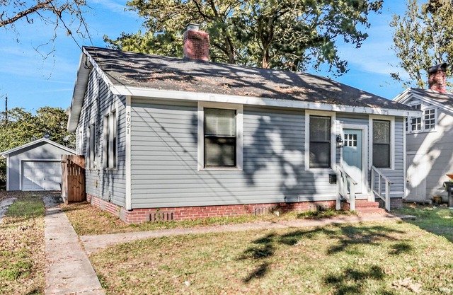 Modern stay close to downtown with a large yard, and central air-conditioning