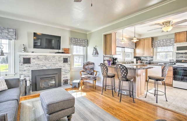 Modern Sturgeon Bay Home by Potawatomi State Park!
