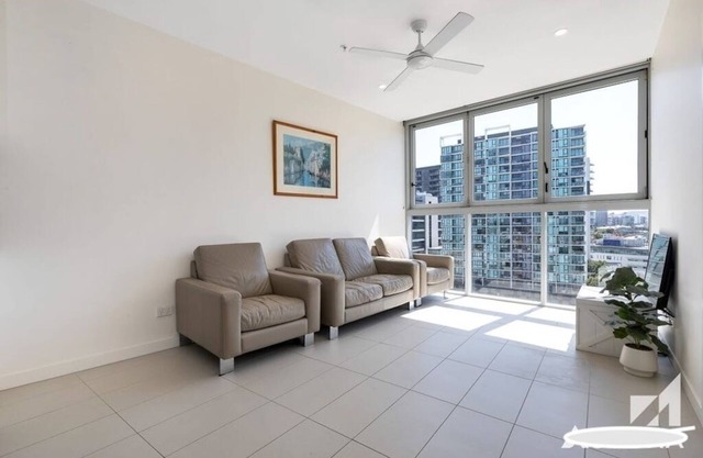 Modern top floor, entire unit with view of the story bridge. Pool and gym.