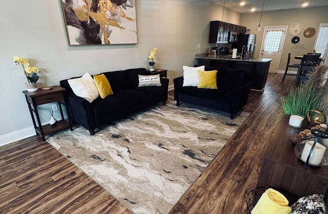 Modern Townhome, King Bed, Near Shops & I-24. 25 Mins to Ft. Campbell