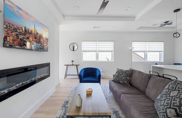 Modern Townhome | Rooftop + Backyard Garage