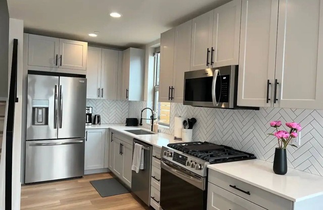 Modern Townhome w/Rooftop & Parking