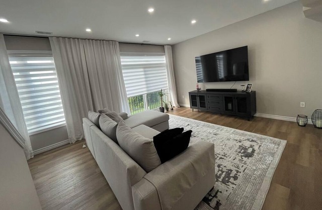 Modern Townhouse, 5 Mins From all Amenities.