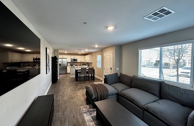 Modern Townhouse Retreat, Cozy & Convenient