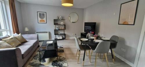 Modern Trendy & Spacious 2BD in Temple Bar