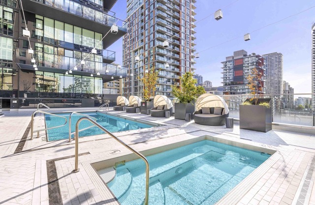 Modern Two Bedroom Apartment in Trendy Downtown Neighbourhood