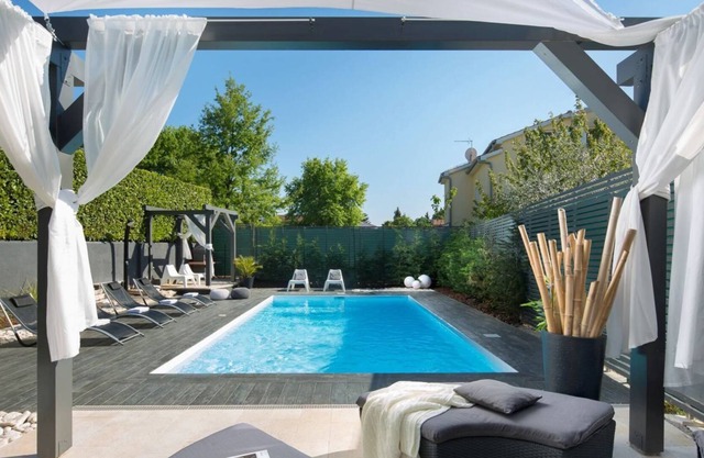 Modern villa near Poreč with pool and a summer kitchen with covered terrace