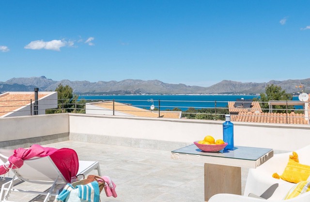 Modern villa with pool and fantastic sea views