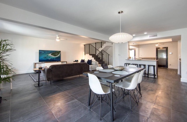Modern Waterfront Pool Home close to TPA, Downtown Tampa and Beaches