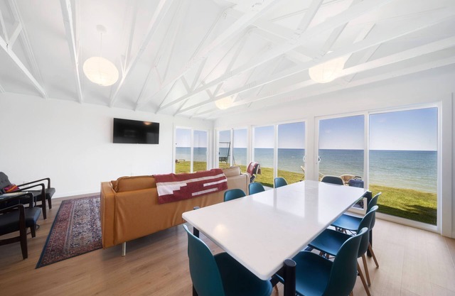 Modern Waterfront Stay - Stunning Lake Views