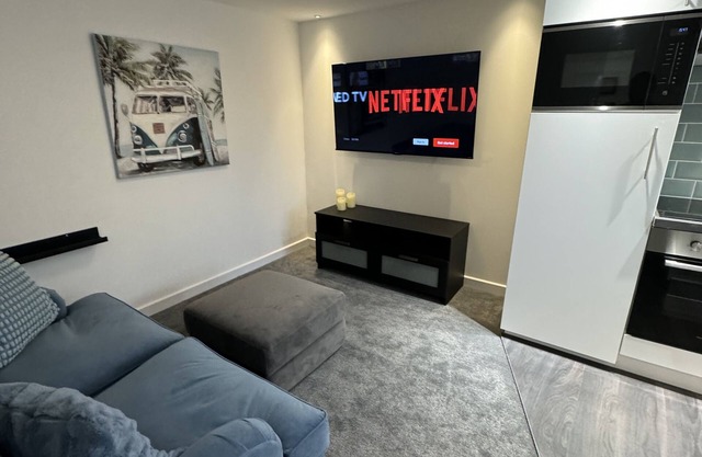 Modern well designed 1 bedroom apartment, with car parking