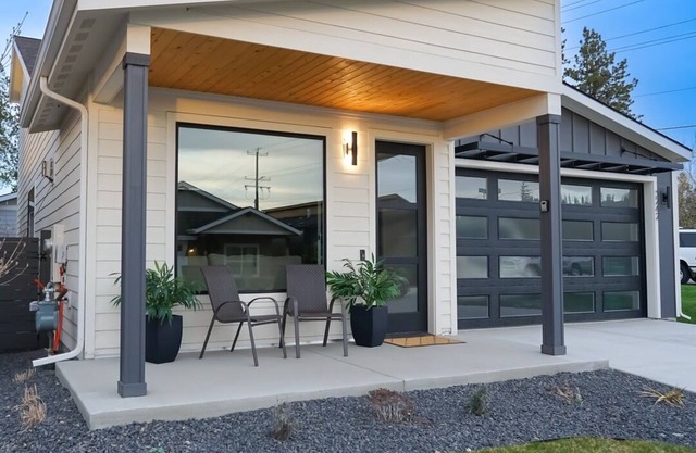 Modern, well-stocked Home in Gated Community Ready for all your Vacation needs!