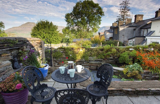 MOELWYN VIEW COTTAGE, pet friendly, with open fire in Llan Ffestiniog