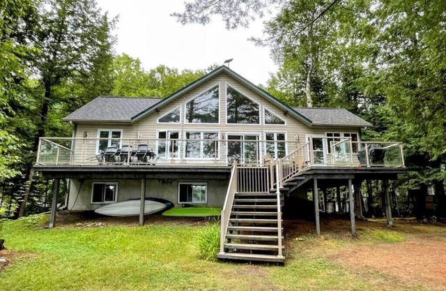 Moka Bay Family Cottage - Clean and Cozy Lakefront Property