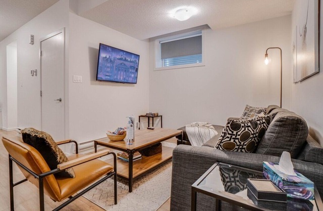 Molly - Perfectly located, 5 Min to W Edm Mall!
