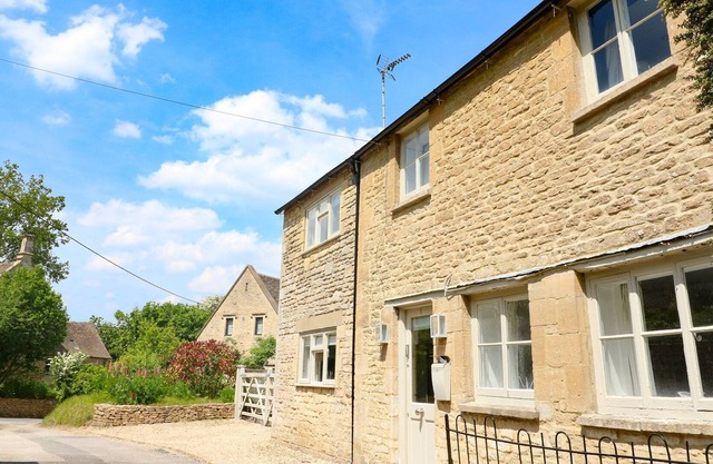 MOLLYS COTTAGE, pet friendly, character holiday cottage in Burford