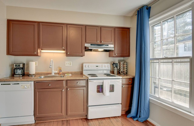 Montgomery Village Townhome w/Patio: 27 Mi to DC!