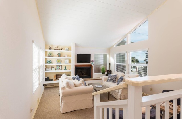 Monthly Cottage on Park Hill in Cambria! So Charming in a Fabulous Location!