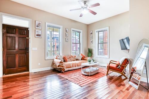 Monthly Stays! - Spacious Home for 14PPL - 2 King Beds - Close to DT, Starland & Forsyth - Private Yard & Parking