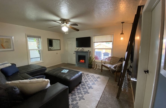 Moonlight Cottage is located on Main. Just a minutes walk to anywhere in Lava