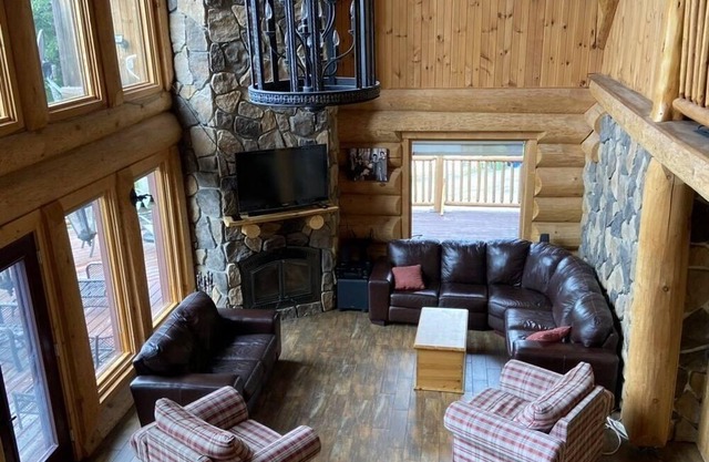 Moonlit Peak Chalet: Stunning Lakefront w/hot tub