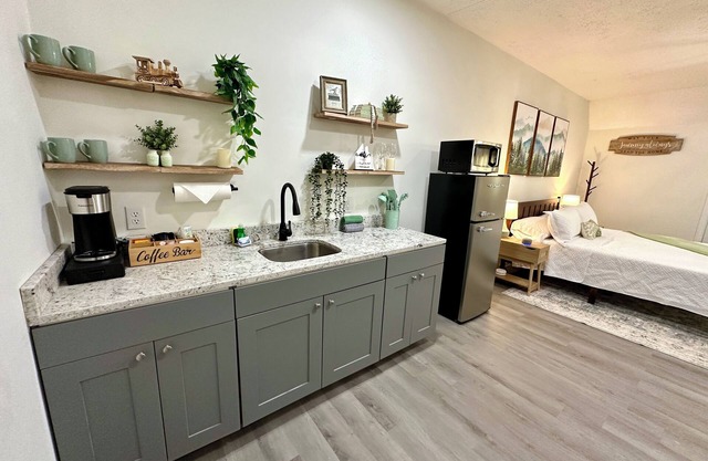 Moonville Getaway in Hocking Hills OH - Chic 1 King Bed Apartment WiFi and AC