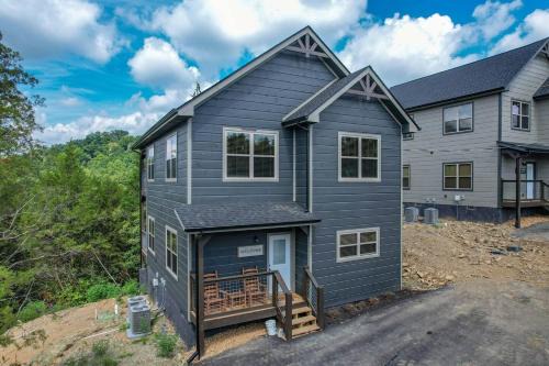 Moonwalking Bear- Perfect Fall Cabin Stay
