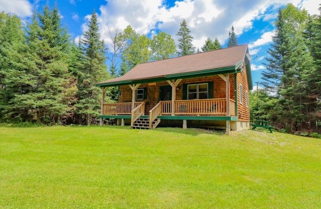 MOOSE CALL INN, Cozy 2bedroom house in Rangeley, snowmobile from the front door!