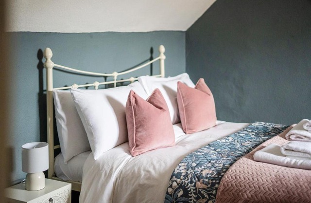 Moreton High Street - Sleeps 10, with private garden