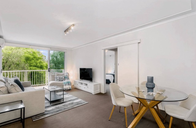 Mosman - PUNCH- Punch Street - Sunny Top-Floor 2BR with Balcony, Leafy Views Garage Near Balmoral Beach