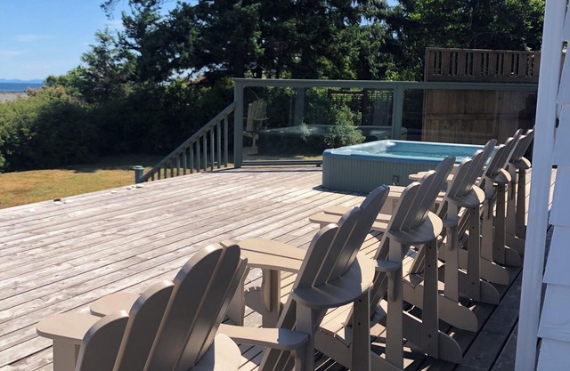 Motel with two private cottages each with Hot Tub and Gas Fireplace on the ocean