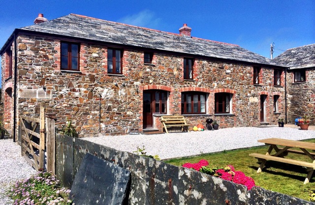 Mouls Island Barn 5 bedrooms, 5 bathrooms, Sea views of Port Quin bay