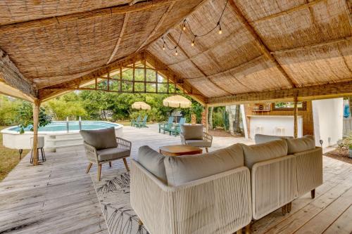 Mount Dora Home Private Pool, Spa and Tropical Bar!
