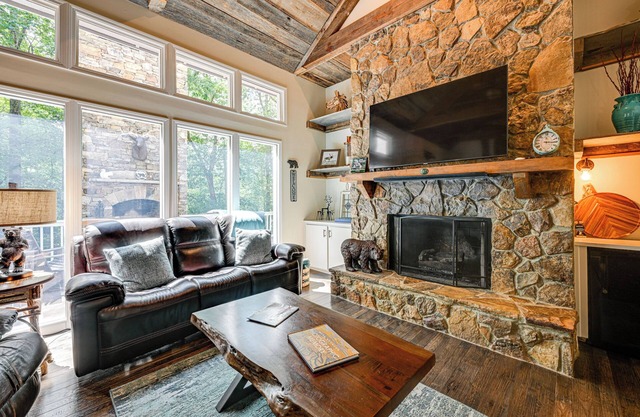 ‘Mountain Bearadise’ Home w/Stunning Views
