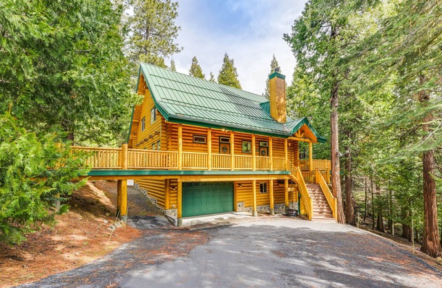 Mountain Cabin w/Hot Tub: 4 Mi to Shaver Lake!
