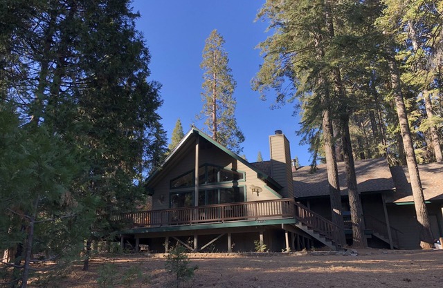 Mountain cabin with fireplace. Minutes away from Shaver Lake and China Peak.