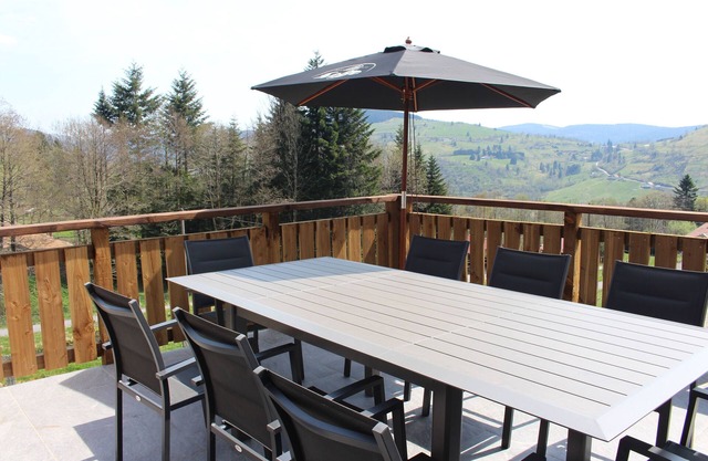 Mountain chalet, 4 bedrooms, 2 bathrooms, wifi, wood stove