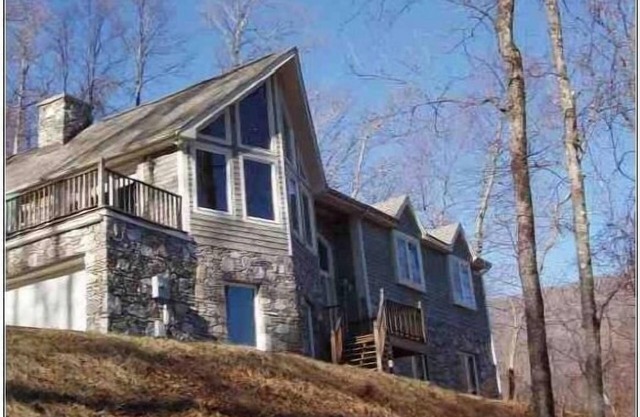 Mountain Chalet with Amazing Views in quiet setting, 2 kings, Pet Friendly
