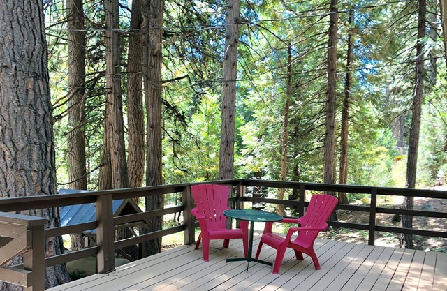 Mountain fun! Cozy Strawberry /Twin Bridges Cabin - 2 Bedroom is a loft