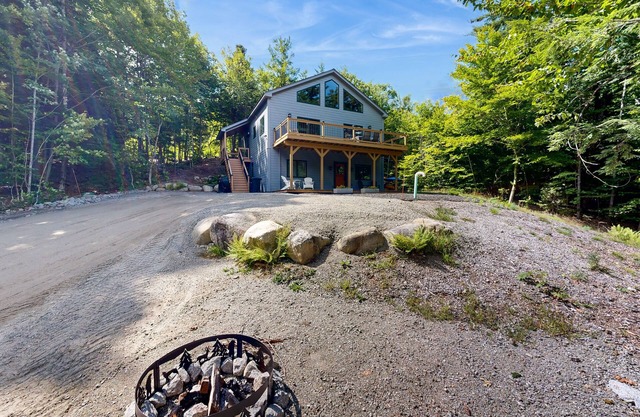Mountain getaway close to ponds, hiking & skiing perfect for outdoor enthusiasts