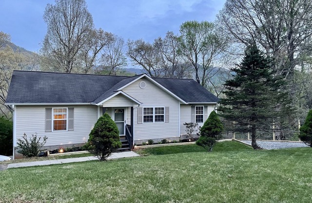 Mountain Getaway near Asheville, sleeps 14! Spacious home w/views & kids room