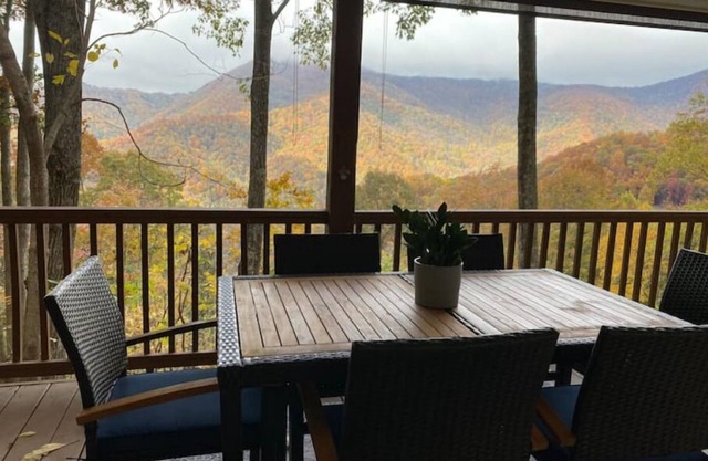 Mountain Hideaway within 45 minutes of Asheville! 4x4-AWD required