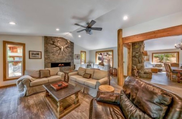 Mountain Home, Close to Beach, Hot Tub and Shuffle Board