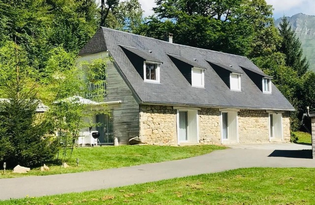 Mountain house in 24,000m² park. Pets allowed.