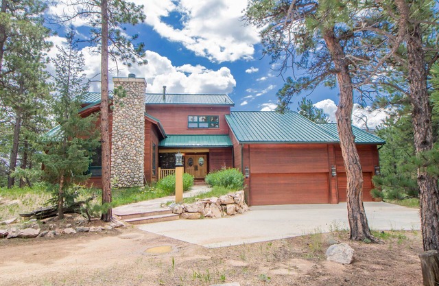 Mountain Lodge with sauna-350 acres. 5 minutes from fishing, kayaking, boating!