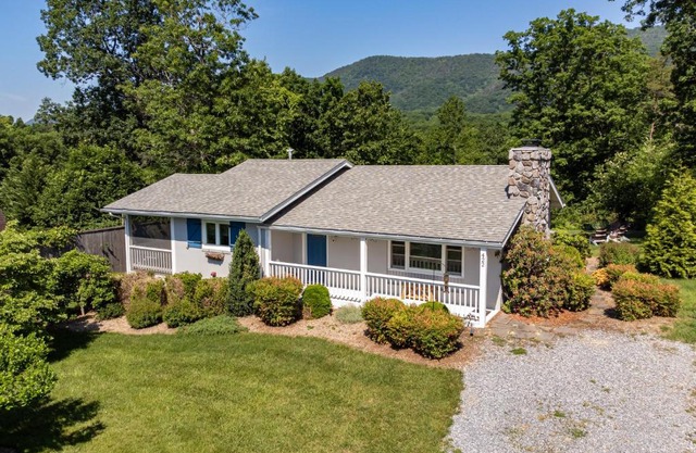 Mountain Meadow Cottage w/ Hot tub