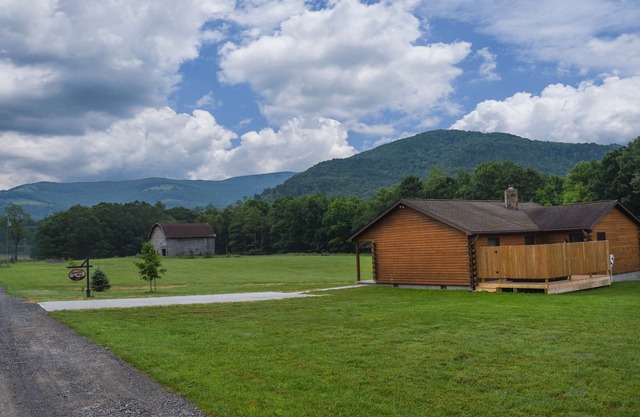 ✧ Mountain Mist- KING bed, game room, A/C - NO CLEANING FEE!