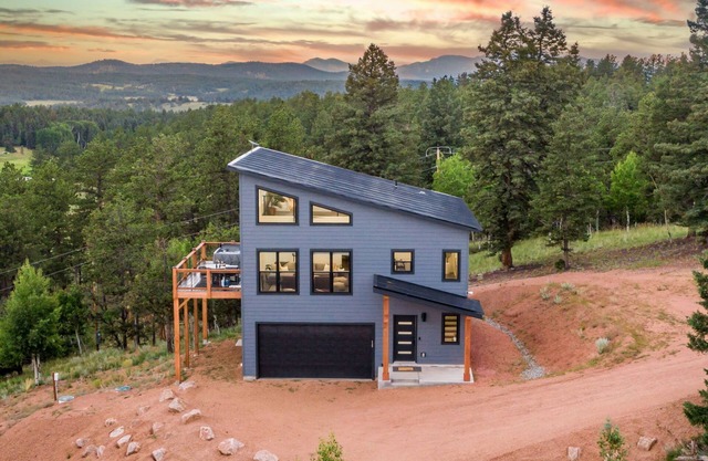 Mountain & Pond Views, Hot Tub, Loft+3BR, Stargazing, Kid + Dog Friendly