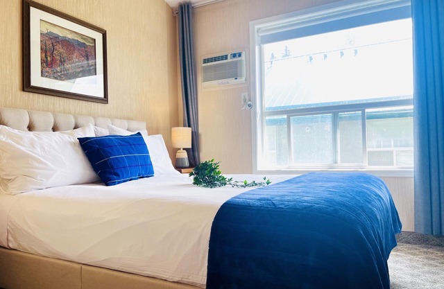 Mountain Retreat Townhouse - 2 mins drive to Banff National Park Gate