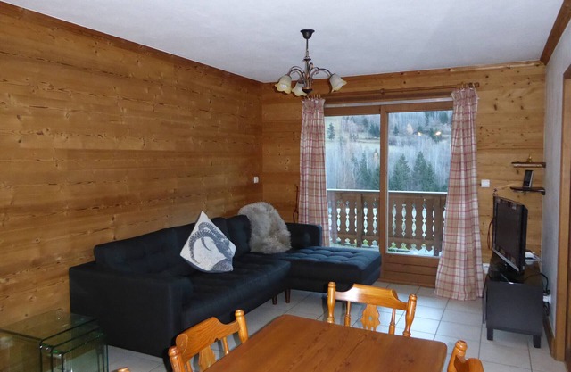 Mountain Retreat with South-Facing Balcony, Near Lake and Ski Shuttle